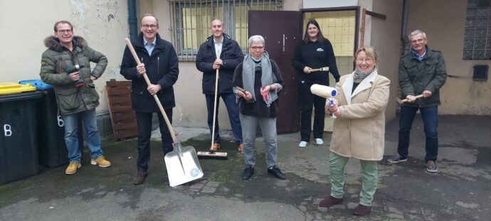 Draußen, mit Abstand im Hof der Oase strahlende Gesichter (drinnen wurde selbstverständlich Maske getragen): (von links) Dr. Georg Schülke, Mick Bakker (beide Zahnärzte-Verein), Tim From-meyer (Stadt Schwerte), Jutta Pentling, Jessica Cordes, Andrea Hosang, Ulrich Groth (alle VSI).